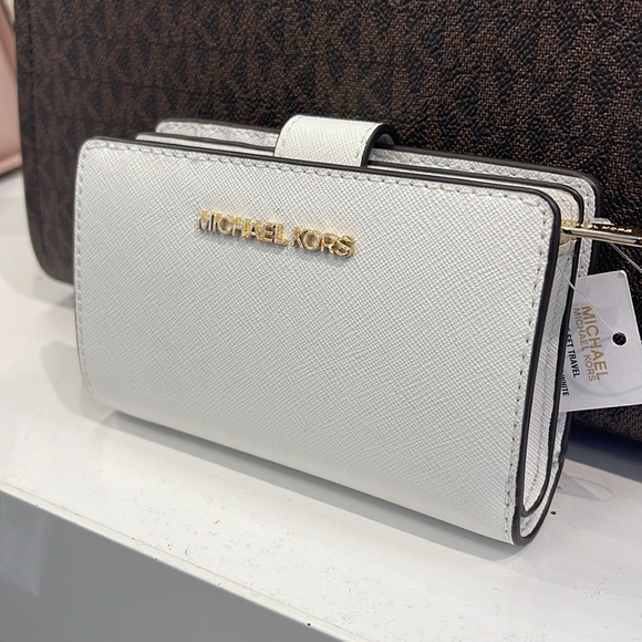 Michael Medium Crossgrain Leather Bifold Wallet
Optic White
NWT - Picture 15 of 16